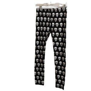 Black and white skulls pattern leggins 14-16 girl or adult small